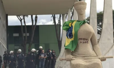 ja08717_0 Estátua da Justiça, em frente ao Supremo Tribunal Federal, foi pichada. Foto: Joedson Alvez/Agência Brasil