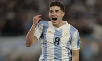 Julián Alvarez comemora o primeiro gol da Argentina sobre o Brasil • Reprodução/X @Argentina