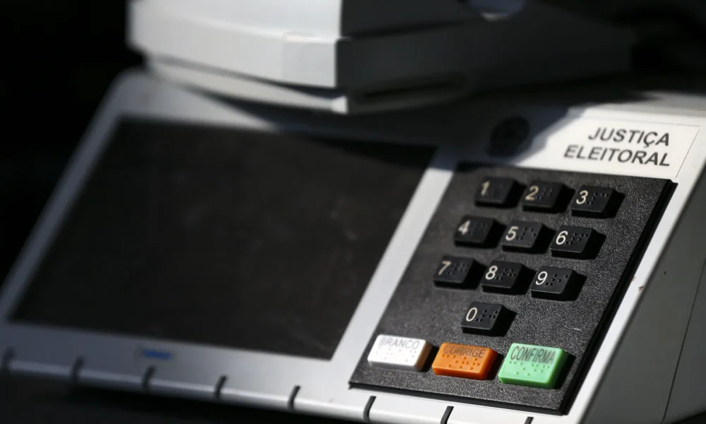 lacracao-urnas-eletronicas_mcamgo_abr_210920221818-5-e1730085494290 Durante o processo, as urnas e os suprimentos são recolhidos e enviados para o desmonte • Marcelo Camargo/Agência Brasil