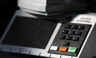 Durante o processo, as urnas e os suprimentos são recolhidos e enviados para o desmonte • Marcelo Camargo/Agência Brasil