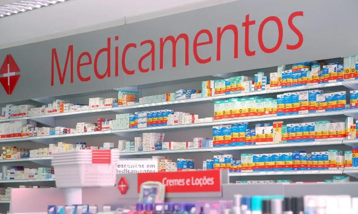 Juiz suspende norma que autoriza farmacêuticos a prescreverem remédios