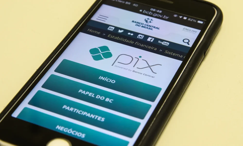 pix Pix é o pagamento instantâneo brasileiro. O meio de pagamento criado pelo Banco Central (BC) em que os recursos são transferidos entre contas em poucos segundos, a qualquer hora ou dia. É prático, rápido e seguro. • Marcello Casal Jr/Agência Brasil