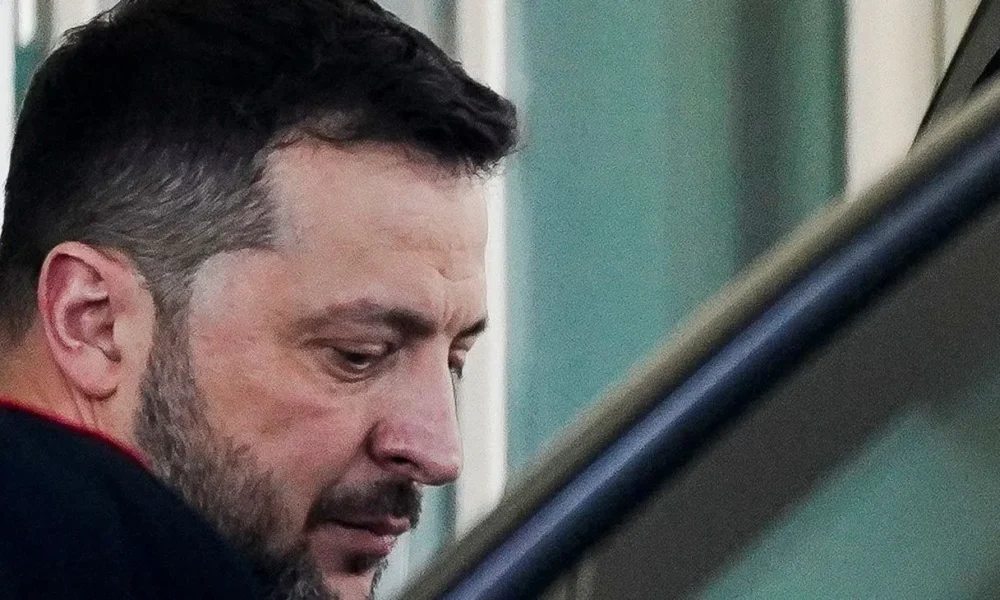 zelensky-e1741105334536 Presidente da Ucrânia, Volodymyr Zelensky, deixando a Casa Branca após bate-boca com o presidente dos Estados Unidos, Donald Trump, no dia 28 de fevereiro. • REUTERS