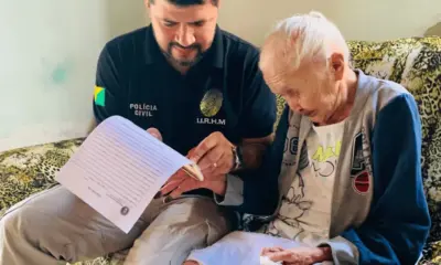 Equipe do Instituto de Identificação durante atendimento a dona Maria Justina, de 114 anos, no seringal Baturité. Foto: cedida.