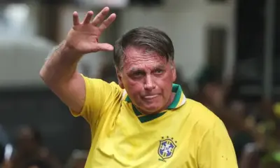 1-Former-Brazilian-President-Jair-Bolsonaro-greets-people-as-demonstrators-gather-to-support-him-in-Rio-de-Janeiro-Brazil-March-16-2025.-REUTERS-Pilar-Olivares