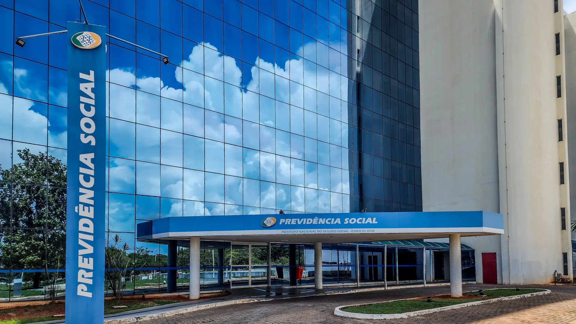 Investigada por fraude no INSS transferiu R$ 1,2 milhão a contatos em viagens ao exterior