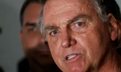 Bolsonaro fala com jornalistas no aeroporto de Brasília 25/11/2024 REUTERS/Adriano Machado
