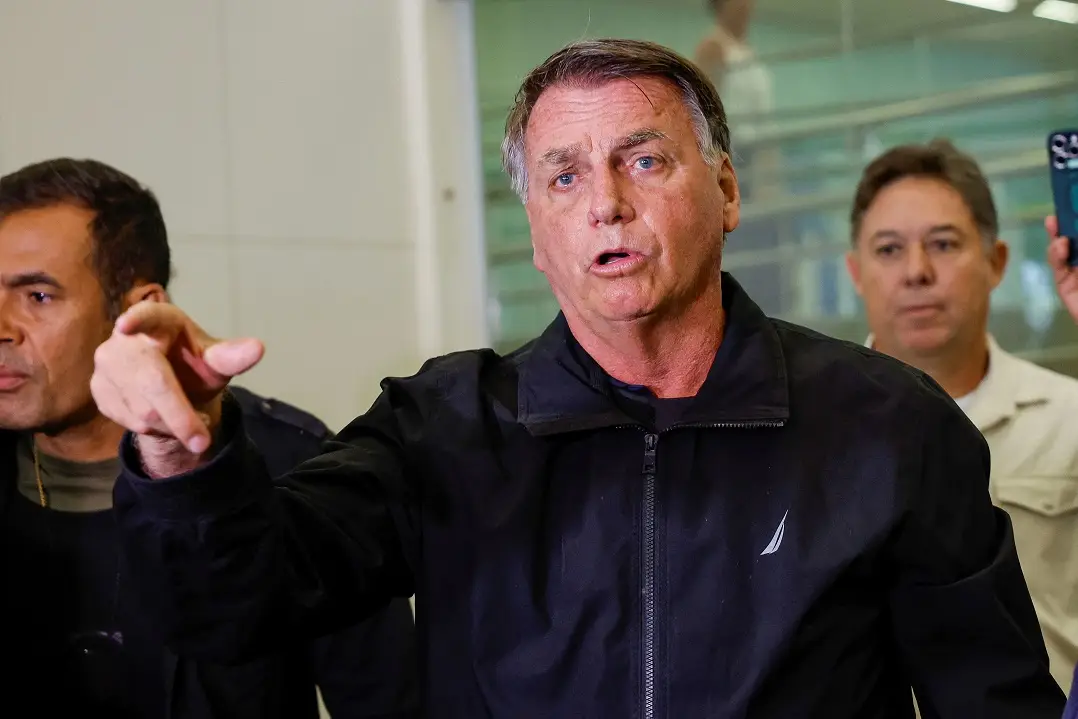 Bolsonaro é notificado para pagar multa de R$ 4,5 mil por reunião com embaixadores