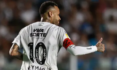 Neymar gesticula durante partida do Santos pelo Campeonato Paulista - 19/02/2025 (Foto: REUTERS/Fernanda Luz)
