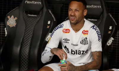 Futebol - Campeonato Paulista - Semifinal - Corinthians x Santos - Neo Quimica Arena, São Paulo, Brasil - 9 de março de 2025 Neymar do Santos no banco de reservas antes da partida REUTERS/Carla Carniel
