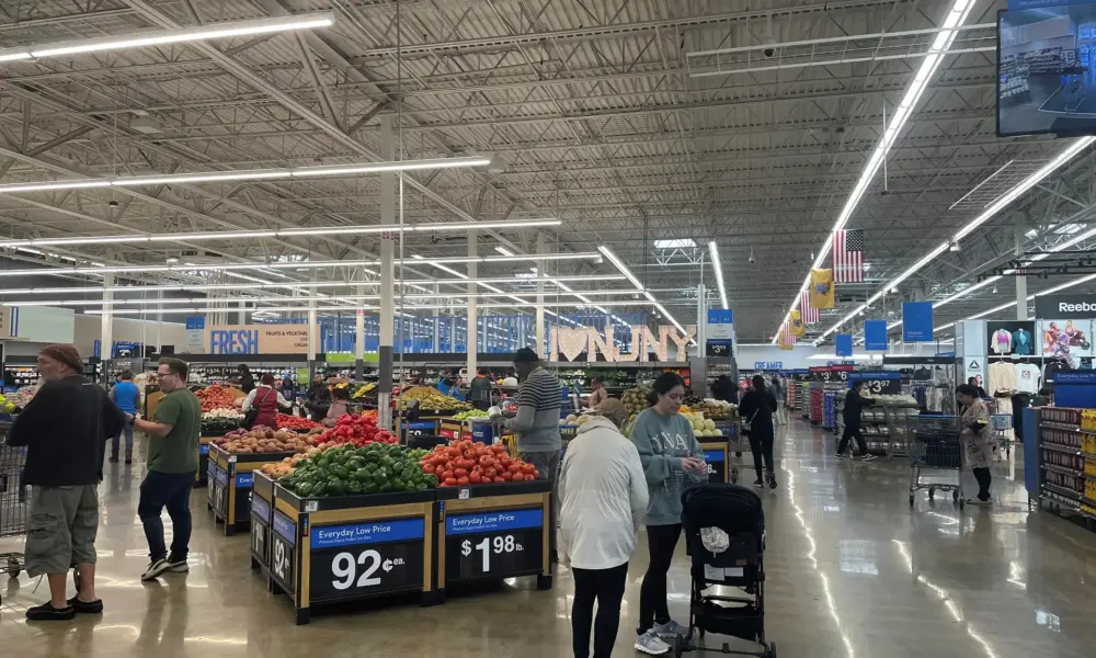 2025-04-08T112009Z_1_LYNXNPEL370IC_RTROPTP_4_EUA-TRUMP-TARIFAS-ESTOQUES (1) Consumidores fazem compras em loja do Walmart em Secaucus, no Estado norte-americano de Nova Jersey 03/04/2025 REUTERS/Siddharth Cavale
