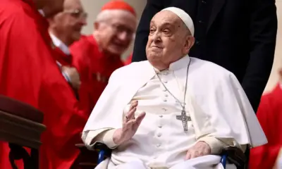 Papa Francisco cumprimenta os cardeais ao aparecer inesperadamente ao final da missa do Domingo de Ramos na Praça de São Pedro, no Vaticano 13/04/2025 REUTERS/Yara Nardi