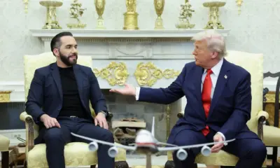 O presidente dos EUA, Donald Trump, se encontra com o presidente de El Salvador, Nayib Bukele, no Salão Oval da Casa Branca, em Washington, D.C., EUA, em 14 de abril de 2025. REUTERS/Kevin Lamarque
