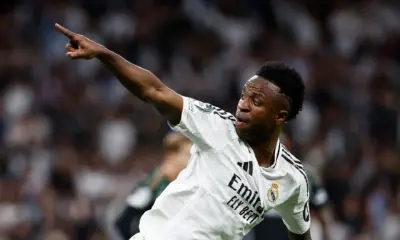 Futebol - Liga dos Campeões - Quartas de Final - Jogo de Volta - Real Madrid x Arsenal - Santiago Bernabéu, Madri, Espanha - 16 de abril de 2025 Vinicius Junior, do Real Madrid, comemora seu primeiro gol REUTERS/Juan Medina