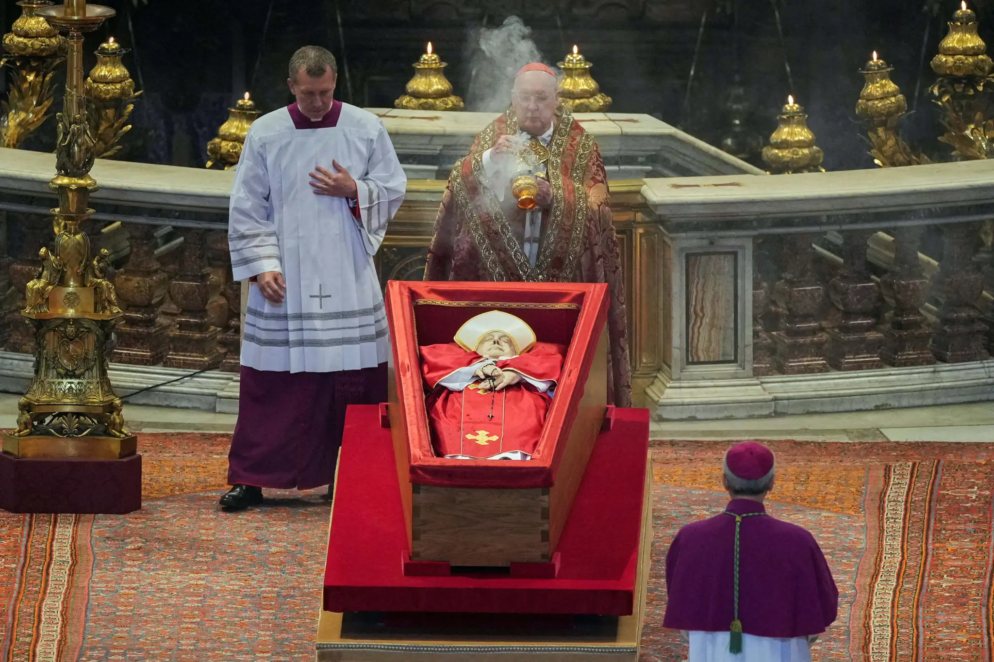 Caixão de papa Francisco é fechado e velório termina no Vaticano