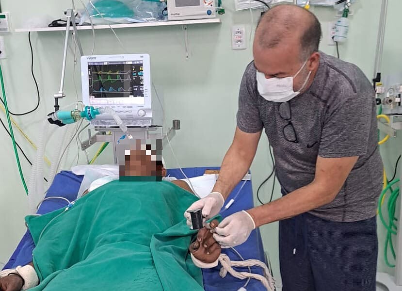 Equipe do Instituto de Identificação agiliza reconhecimento de paciente entubado. Foto: cedida.