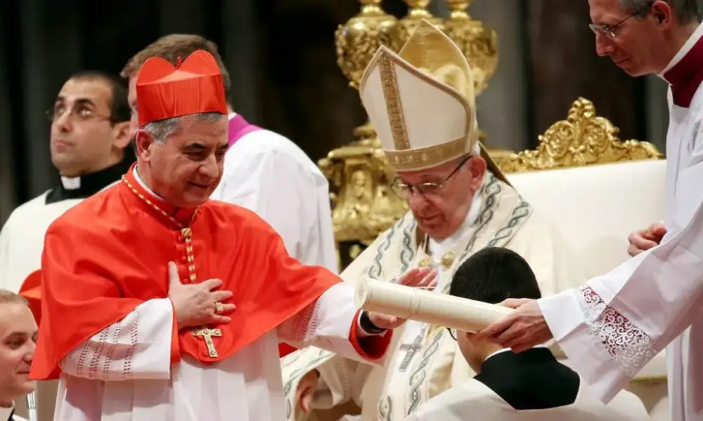 Papa Francisco com o cardeal Angelo Becciu • Getty Images