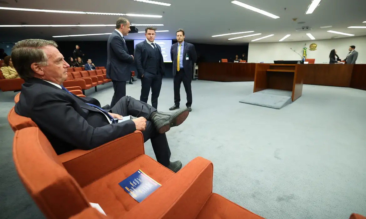 Alexandre de Moraes dá cinco dias para Bolsonaro e réus apresentarem defesa prévia