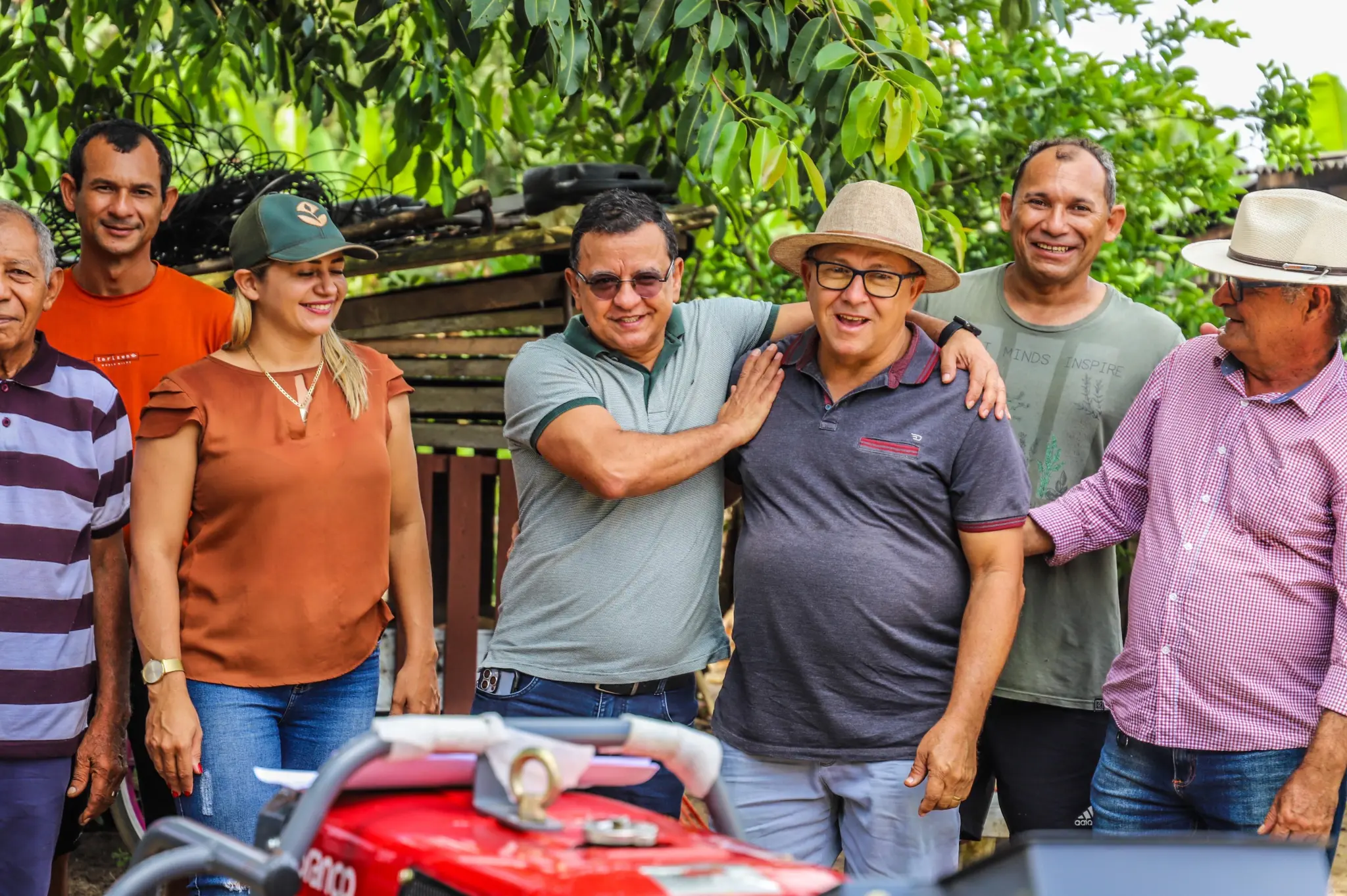 Gonzaga entrega máquinas para beneficiar cafeicultores no Juruá