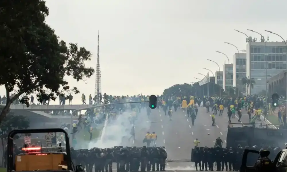Manifestantes enfrentam policiais no 8 de janeiro de 2023, na Praça dos Três Poderes, em Brasília (DF) (Foto: Joedson Alves/Agência Brasil)