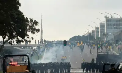 Manifestantes enfrentam policiais no 8 de janeiro de 2023, na Praça dos Três Poderes, em Brasília (DF) (Foto: Joedson Alves/Agência Brasil)