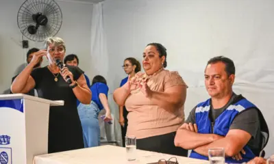 9f1fc43d-948a-4be3-aa38-3f4f89417516-1000×600 Foto: Maria Guedes, moradora da rua Liberdade, à esquerda; diretor-presidente do SAERB, Enoque Pereira, à direita I Jardy Lopes/ac24horas