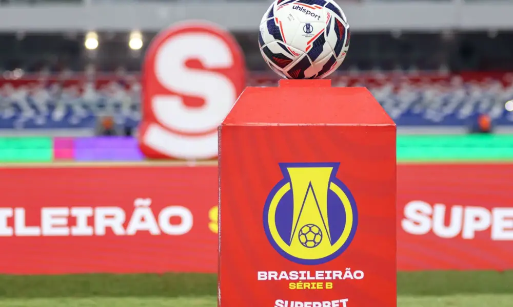 AGF20250404091 A bola do jogo vista antes da partida entre Paysandu e Athletico-PR no estádio Mangueirão pelo campeonato Brasileiro B 2025, em 4 de abril. (Foto: FERNANDO TORRES/AGIF - AGÊNCIA DE FOTOGRAFIA/ESTADÃO CONTEÚDO)