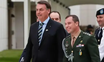 O ex-presidente Jair Bolsonaro (PL) e seu ajudante de ordens, o tenente-coronel Mauro Cid (Foto: Alan dos Santos/Presidência da República)