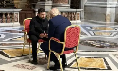 Encontro entre Volodymyr Zelensky e Donald Trump na Basílica de São Pedro antes do funeral do papa Francisco
Encontro entre Volodymyr Zelensky e Donald Trump na Basílica de São Pedro antes do funeral do papa Francisco • Presidência da Ucrânia