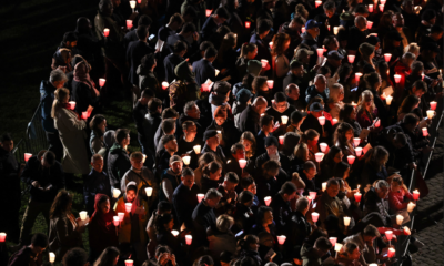 Pessoas carregam velas do lado de fora do Coliseu em Roma durante Via Crúcis 18/04/2025. REUTERS/Claudia Greco