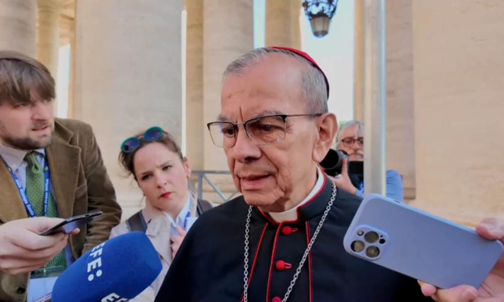 Capturar_e6228c Cardeal Gregorio Rosa Chavez dando entrevista antes de congregação. • REUTERS