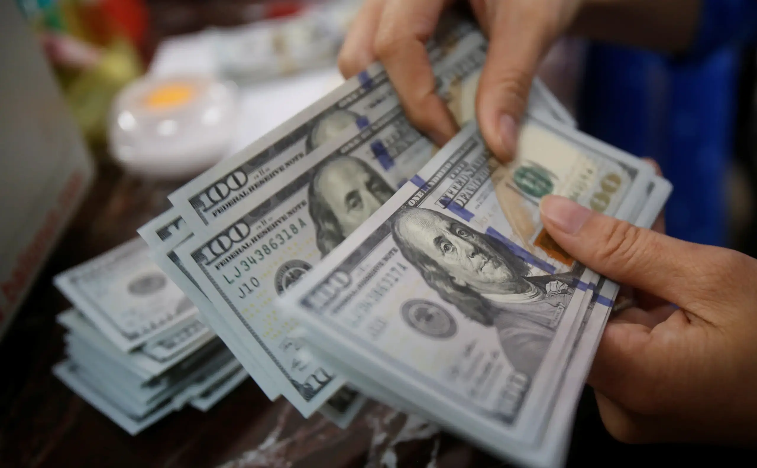 Dólar sobe a R$ 5,88, após forte recuo na 4ª, por cautela com tensões entre EUA-China