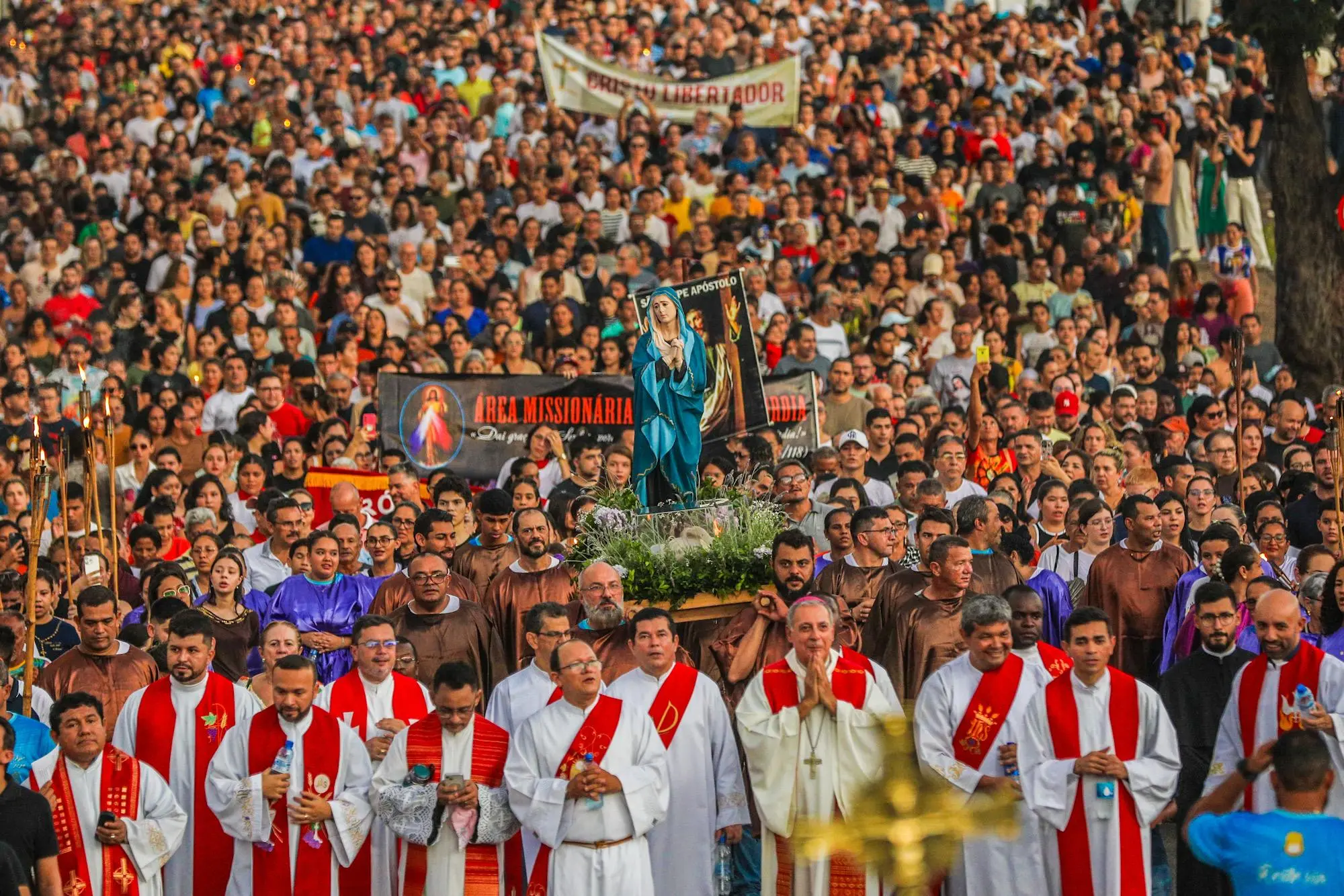 Procissão do Cristo Morto leva milhares de fiéis às ruas de Rio Branco