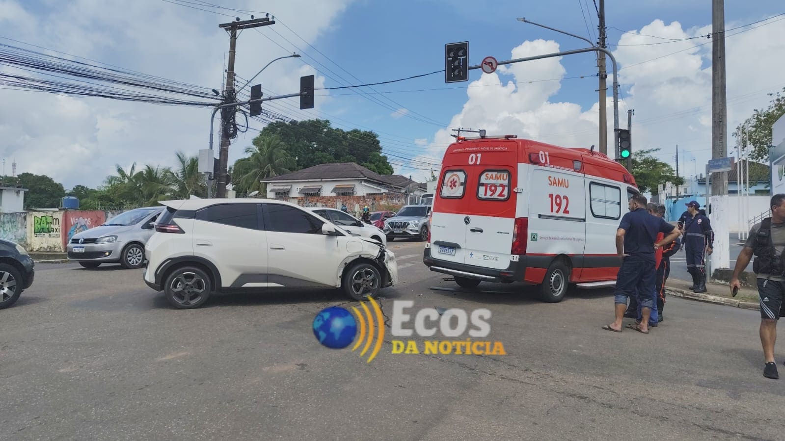 Colisão entre ambulância e carro causa danos materiais e congestionamento em Rio Branco