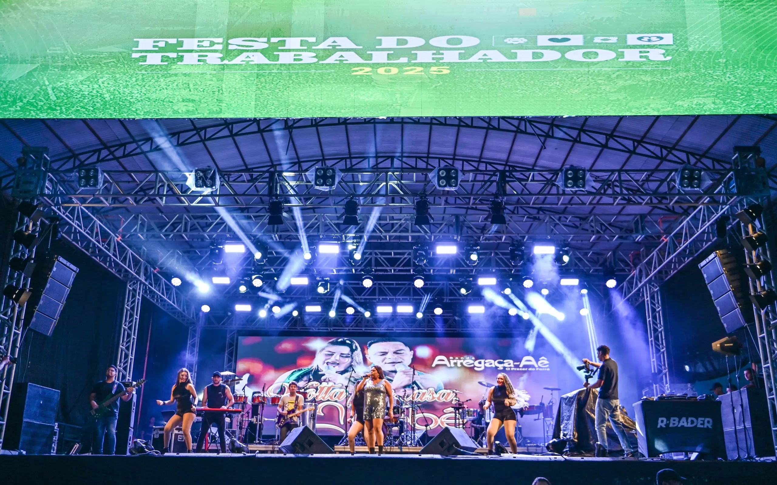 Banda Arregaçaê anima público na Festa do Trabalhador com show na Arena da Floresta