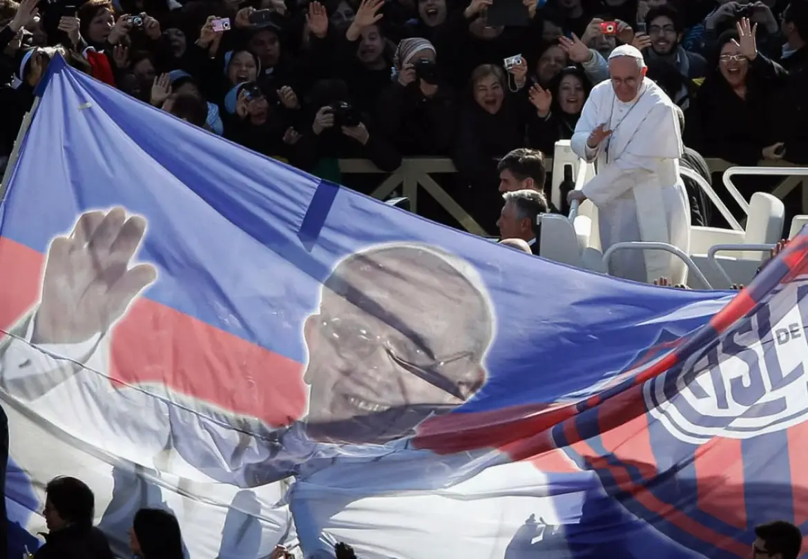 San Lorenzo, time de coração do Papa Francisco, homenageia pontífice; veja