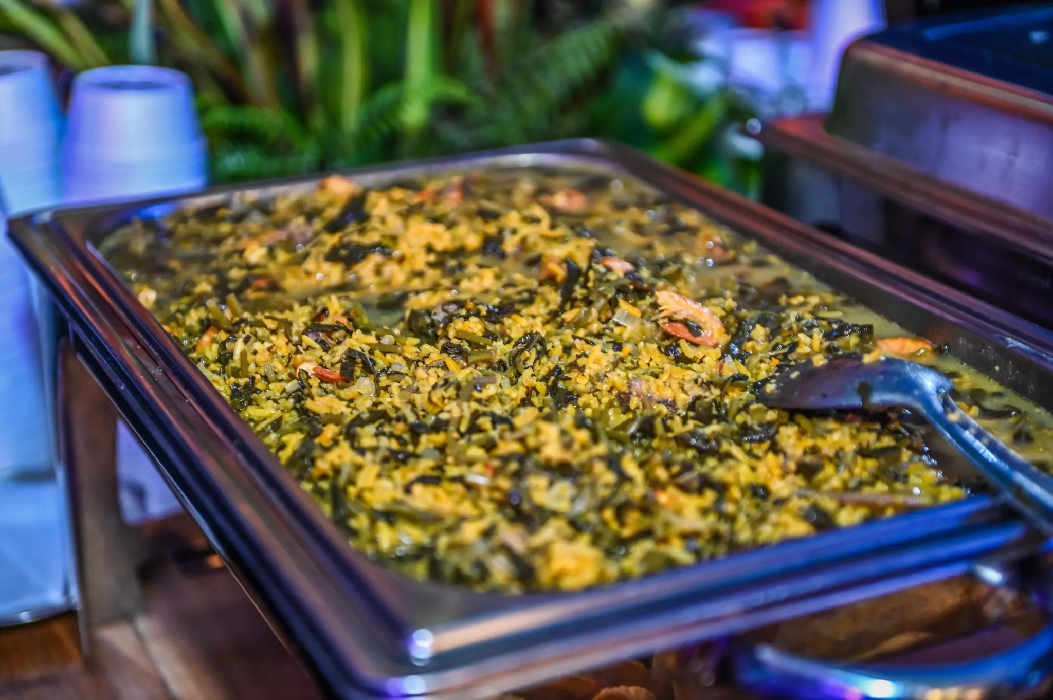 Camarote das autoridades tem salgados, risoto  e serviço VIP