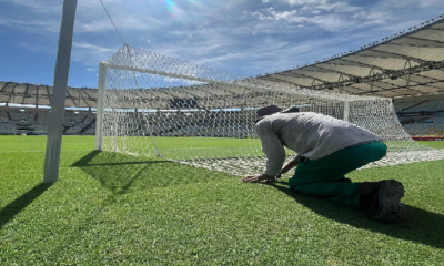 Funcionário do Maracanã prepara as redes antes de jogo do Flamengo (Foto: Reprodução do Instagram/@maracana)