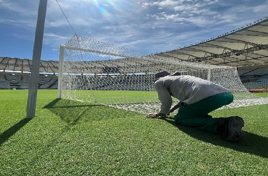 Maracana-e1744313806445 Funcionário do Maracanã prepara as redes antes de jogo do Flamengo (Foto: Reprodução do Instagram/@maracana)