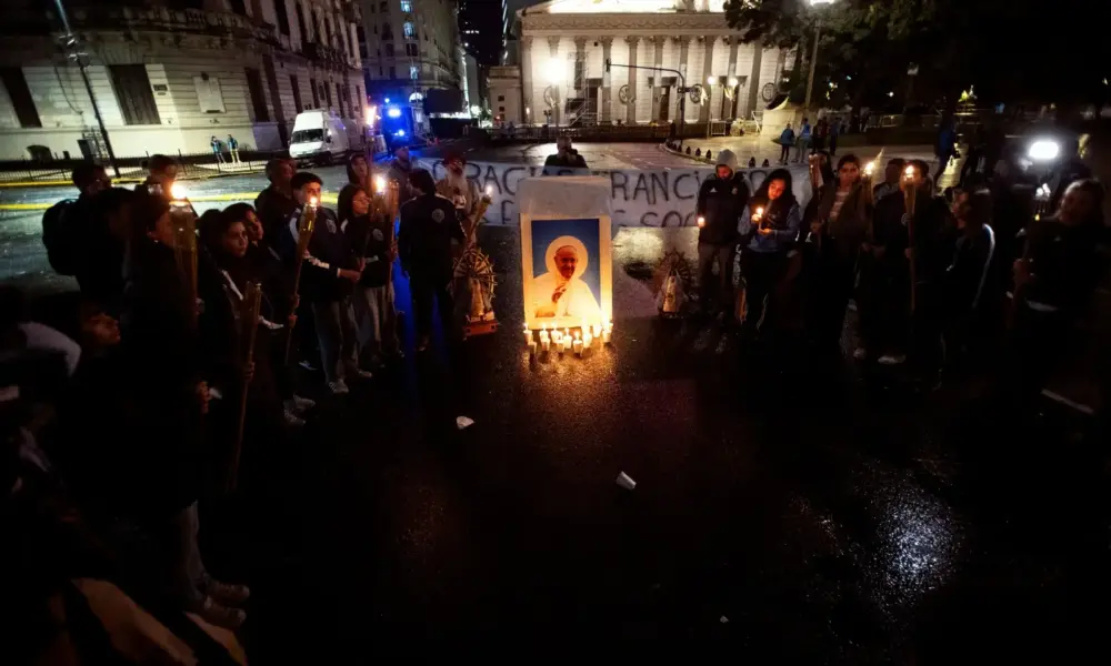 Pessoas rezam do lado de fora da Catedral Metropolitana de Buenos Aires, após a morte do Papa Francisco, em Buenos Aires, Argentina 26/04/2025 (Foto: REUTERS/Mariana Nedelcu)