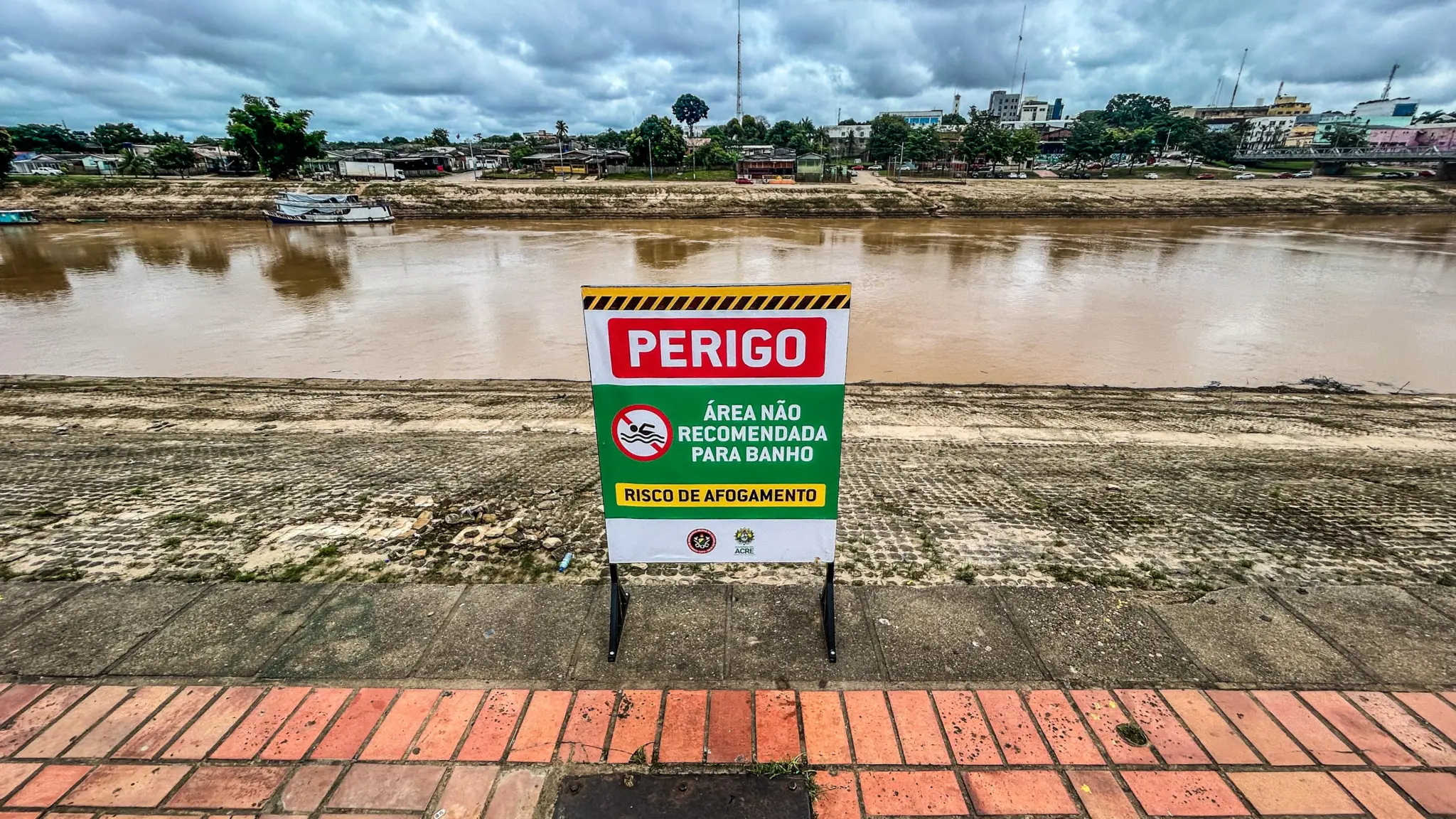 Placas que alertavam sobre risco de afogamento no rio são furtadas na Gameleira