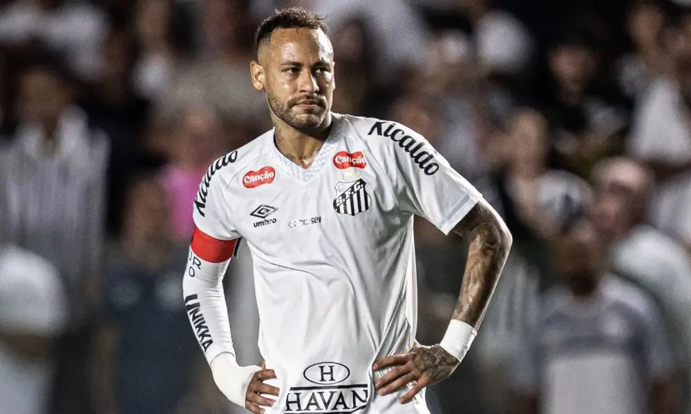 Neymar em campo durante jogo Santos x Atlético-MG • Raul Baretta / Santos FC
