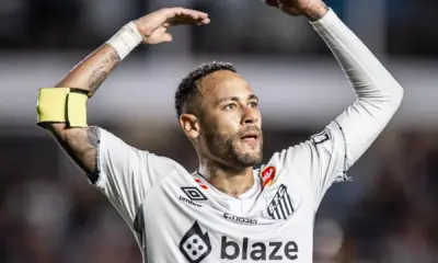 Santos-Neymar-e1739221264774 Neymar durante partida pelo Santos • Divulgação/Santos