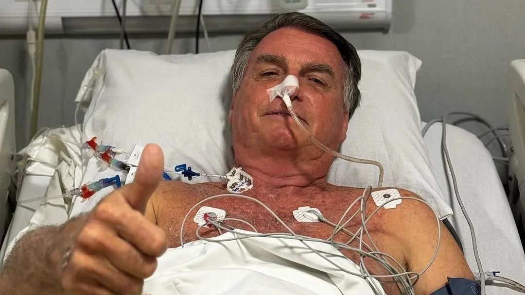 Jair Bolsonaro posta foto em hospital e diz que não tem necessidade de cirurgia