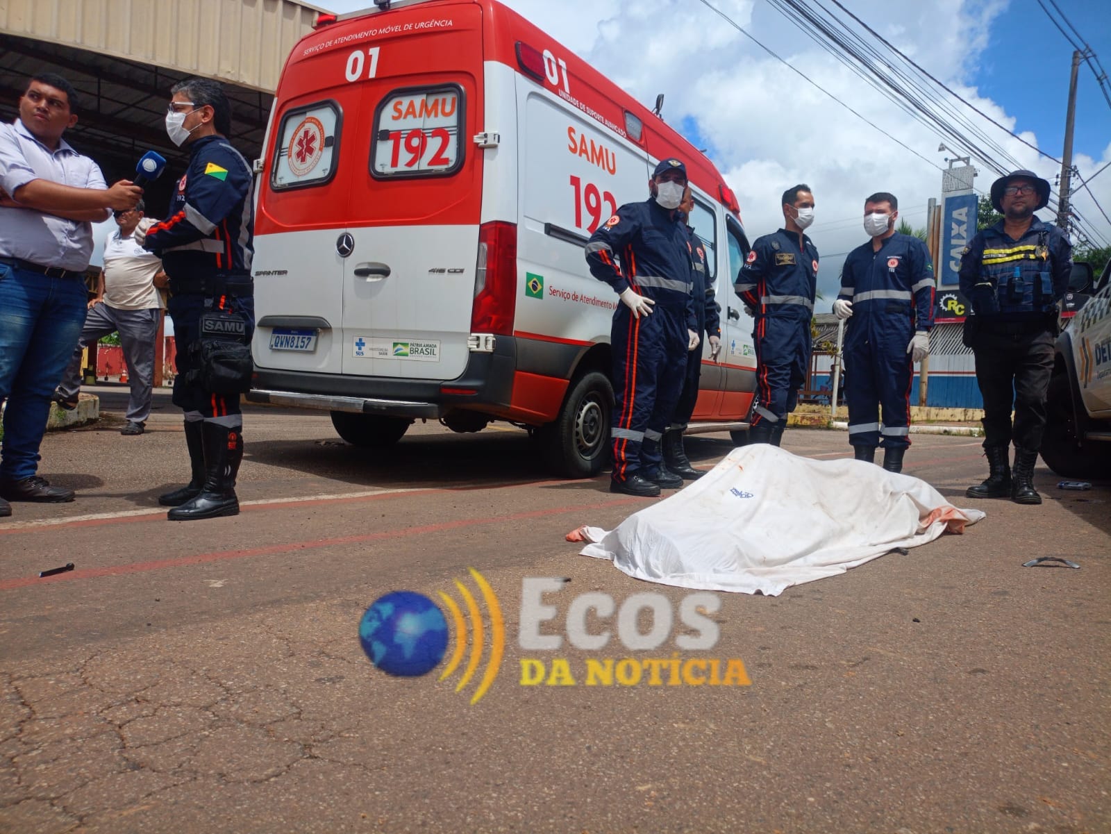 Colisão entre moto e caminhão deixa um morto na Avenida Ceará
