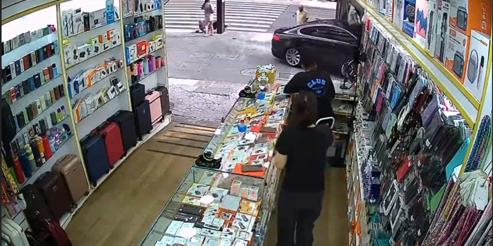 Vídeo mostra o momento em que carro Jaguar destrói banca de jornal na Av. Paulista; veja