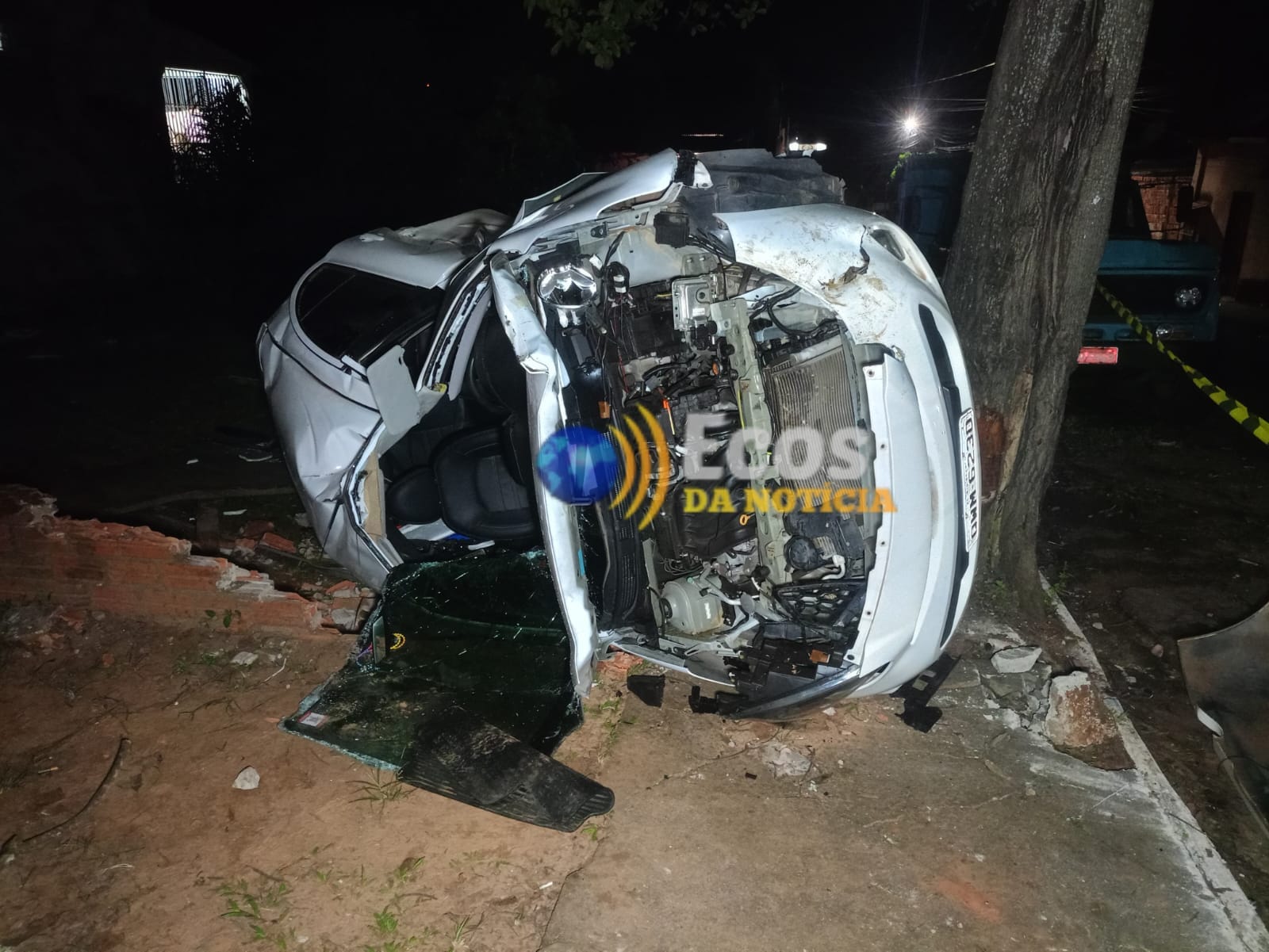Motorista perde controle, capota carro e colide contra árvore na estrada do Calafate; veja vídeo