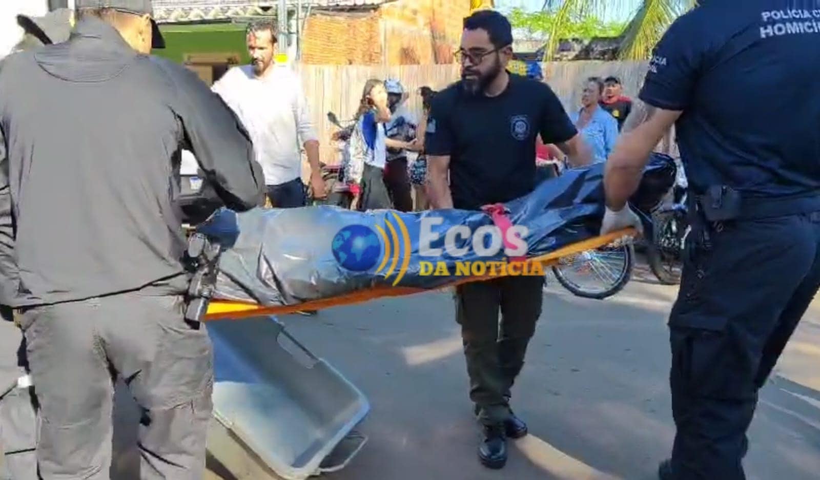 Vigilante é morto e assaltante ferido a tiros durante roubo em escola na capital