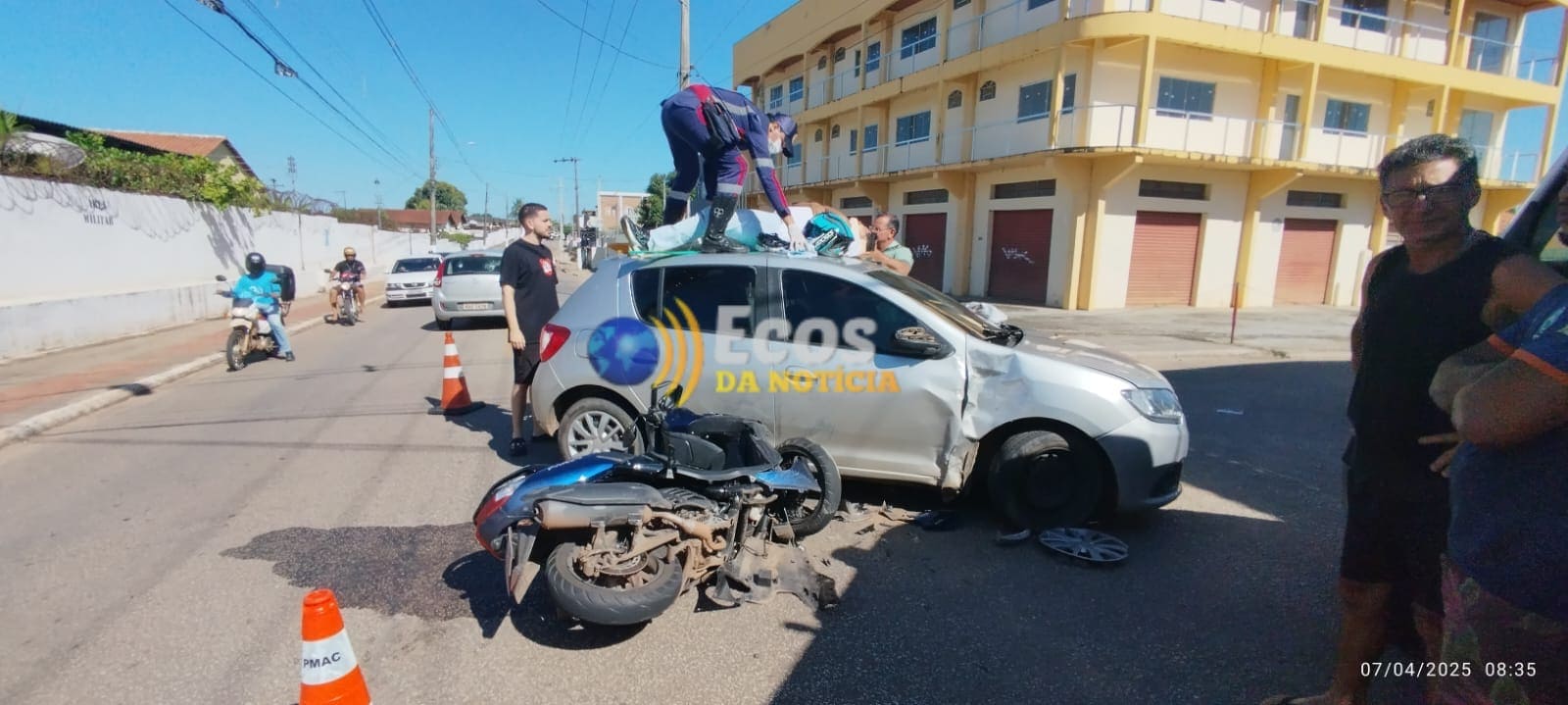 Motociclista é arremessado e cai sobre o teto de carro após colisão em Rio Branco