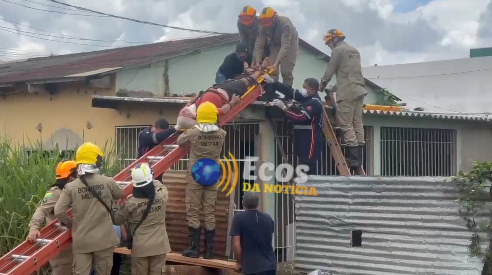 Idoso é resgatado de cima de telhado após receber descarga elétrica